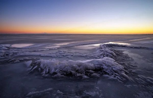 Winterlandschaft mit See und Sonnenuntergang feurigem Himmel. — Stockfoto