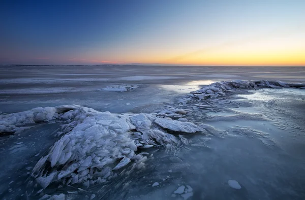 Winterlandschaft mit See und Sonnenuntergang feurigem Himmel. — Stockfoto