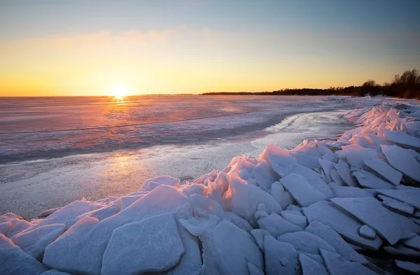 Paysage hivernal avec lac gelé et coucher de soleil. — Photo