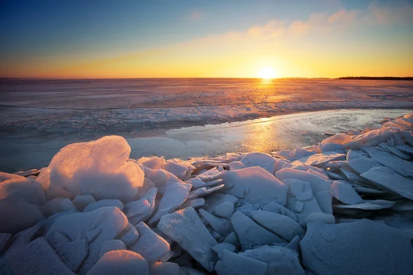 Vinterlandskap med frusen sjö och solnedgång himmel. — Stockfoto