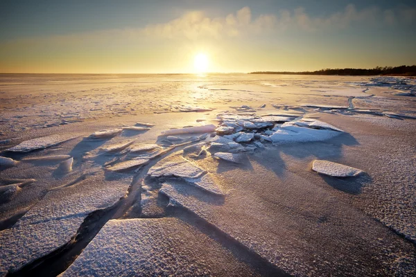Kış manzarası ile göl ve günbatımı fiery sky. — Stok fotoğraf