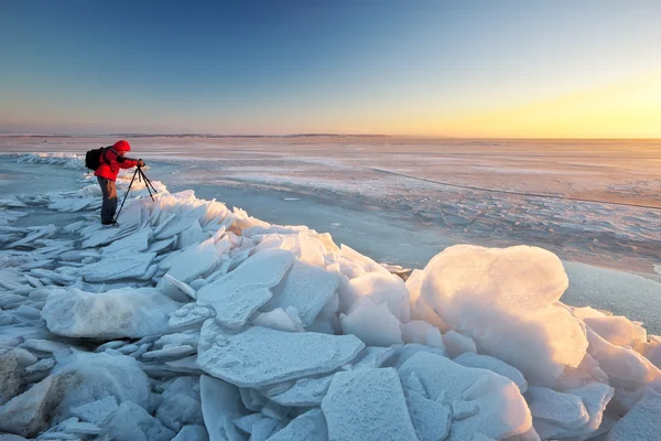 Photographer take pictures on the river bank in winter — Stock Photo, Image