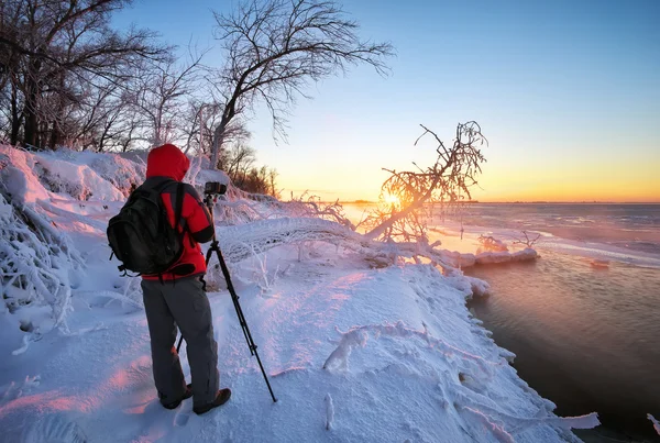Photographer take pictures on the river bank in winter — Stock Photo, Image