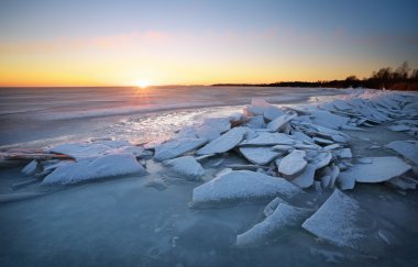 Donmuş göl ve günbatımı gökyüzü, kış yatay. Bileşimi