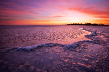 gün batımı fiery sky ile kış manzarası. doğanın kompozisyon. 