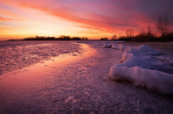 Winterlandschaft mit feurigem Himmel bei Sonnenuntergang. Zusammensetzung der Natur. — Stockfoto