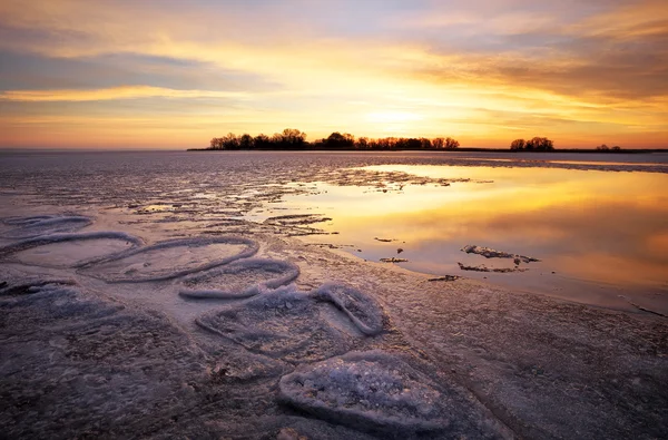 Vinterlandskap med sjön och solnedgången himmel. sammansättningen av naturen — Stockfoto