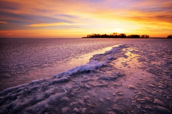 Vinterlandskap med solnedgång brinnande himmel. sammansättningen av naturen. — Stockfoto