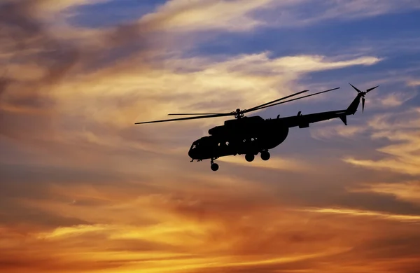 Resim gün batımında helikopter.