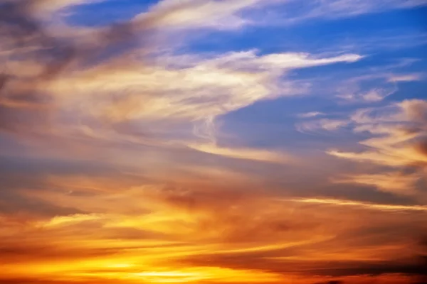 Ohnivě oranžová obloha západu slunce. Krásná obloha. — Stock fotografie