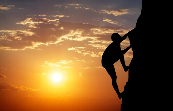 Scalatore al tramonto sullo sfondo. Sport e vita attiva — Foto Stock