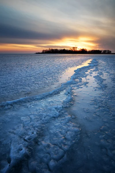 Vinter landskap med frusen sjö och solnedgång himlen. Sammansättningen av — Stockfoto