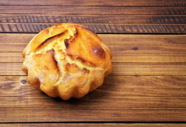 Koyu ahşap zemin üzerine taze pişmiş ev yapımı ekmek