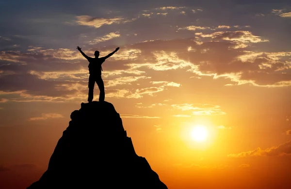 Silhouet van een man op een bergtop. silhouet van de persoon op de — Stockfoto