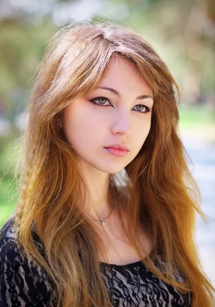 Porträt eines schönen jungen Mädchens im Park. schöne Mädchen porträtieren — Stockfoto