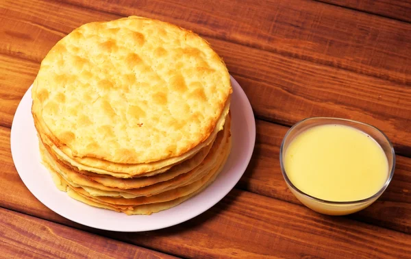 Bolinhos e creme para um delicioso bolo Napoleão . — Fotografia de Stock