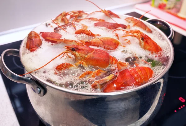 Cangrejos de río frescos se cocinan en una olla con agua hirviendo . — Foto de Stock