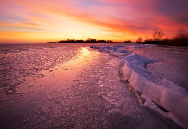 Winterlandschaft mit feurigem Himmel bei Sonnenuntergang. — Stockfoto