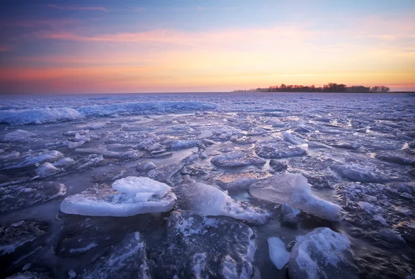 Paysage hivernal avec coucher de soleil ciel ardent. Composition de la nature . — Photo