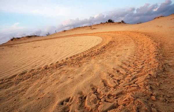 Motocross e pista sportiva auto su sfondo cielo blu . — Foto Stock