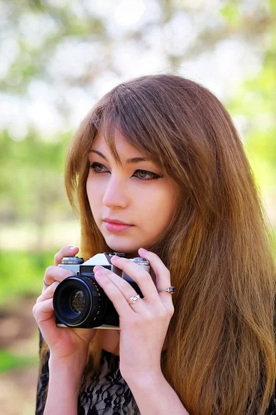 Giovane donna con fotocamera retrò all'aperto — Foto Stock