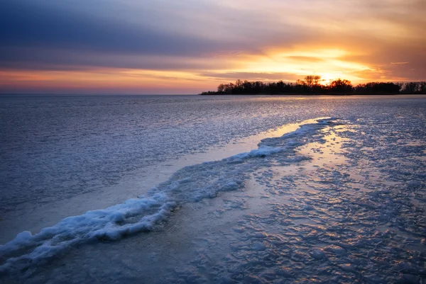 Paisagem de inverno com o pôr do sol céu ardente. Composição da natureza . — Fotografia de Stock