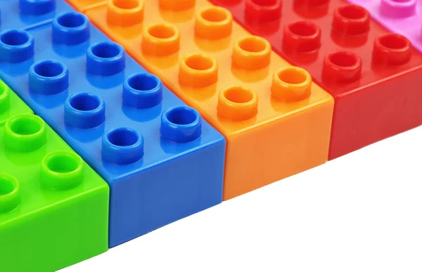 Oyuncak beyaz arka plan üzerinde renkli plastik blokları — Stok fotoğraf