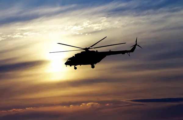 Resim gün batımında helikopter.