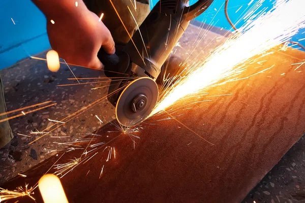 A worker using a grinder cut metal. — Stock Photo, Image