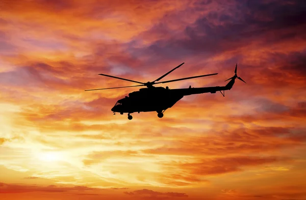 Resim gün batımında helikopter.