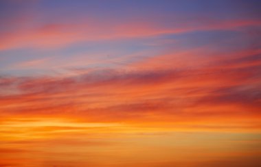 Ateşli turuncu günbatımı gökyüzü. Güzel gökyüzü.