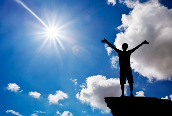 La silueta de un hombre en la cima de una montaña. Adoración a Dios. Elemento o — Foto de Stock