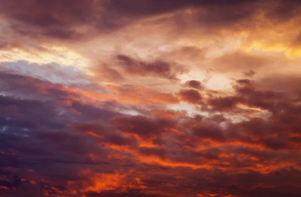 Ohnivě oranžová obloha západu slunce. Krásná obloha. — Stock fotografie
