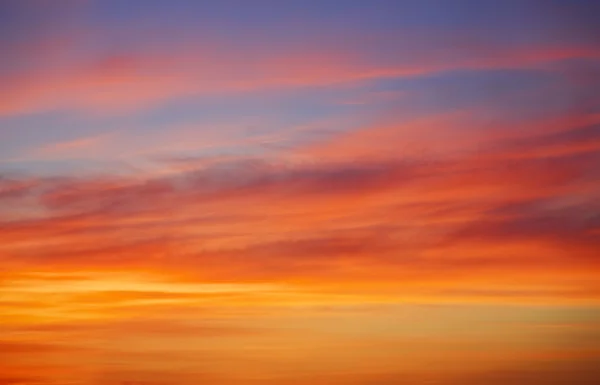 Cielo anaranjado del atardecer. Hermoso cielo. — Foto de Stock