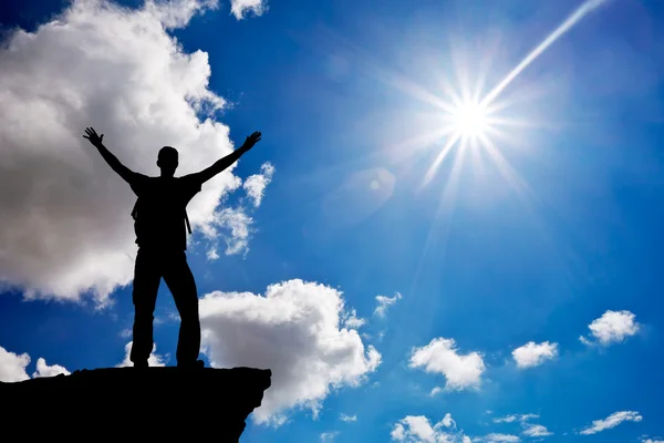 Silhouette eines Mannes auf einem Berggipfel. Gottesverehrung. — Stockfoto