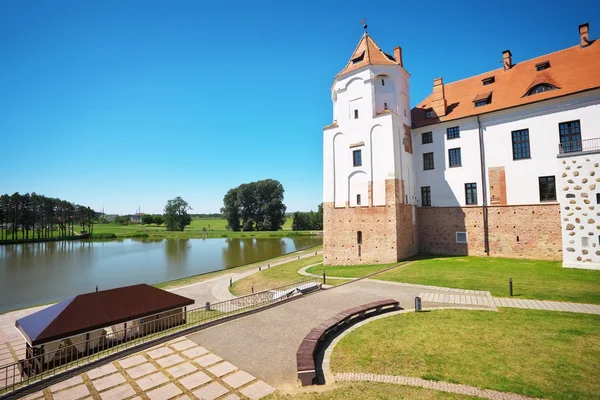 Castillo en la ciudad Mir de Bielorrusia. Castillo medieval de Mir —  Fotos de Stock