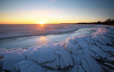 Kış manzarası ile göl ve günbatımı fiery sky.