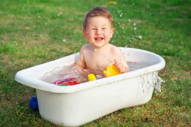 Küçük mutlu bebek banyo banyo ve oyuncaklar ile oynama. 