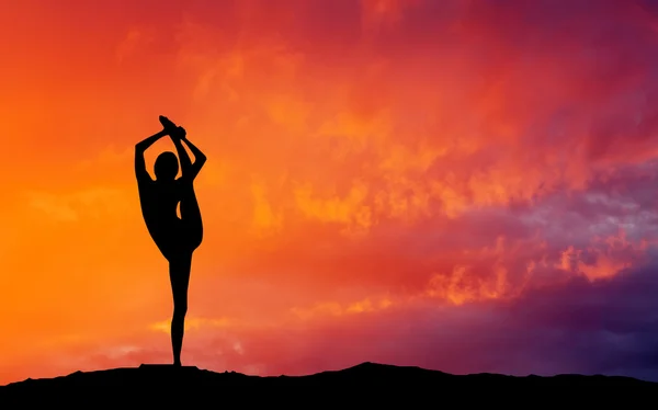 Silueta de una mujer Yoga por la noche. Mujer haciendo Yoga en s —  Fotos de Stock