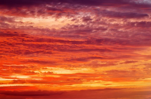 Céu de pôr-do-sol laranja. Céu bonito. — Fotografia de Stock