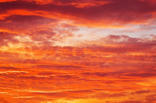 Eldig orange solnedgång himlen. Vacker himmel bakgrund. — Stockfoto