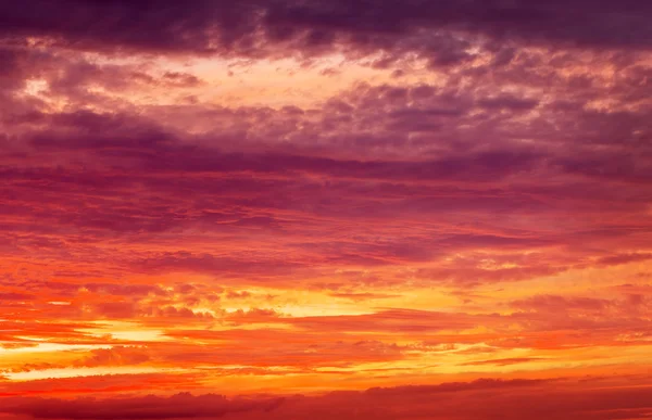 Cielo anaranjado del atardecer. Hermoso cielo. —  Fotos de Stock