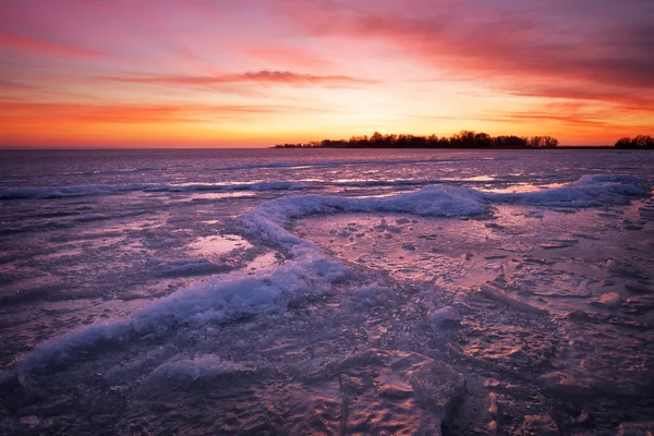 Zimowy pejzaż z jeziorem i zachód słońca niebo ognisty. — Zdjęcie stockowe