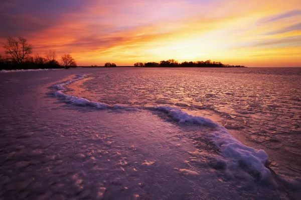 Paisaje invernal con lago y puesta de sol cielo ardiente . — Foto de Stock