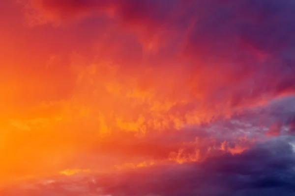 Cielo arancio ardente al tramonto. Bellissimo cielo. — Foto Stock