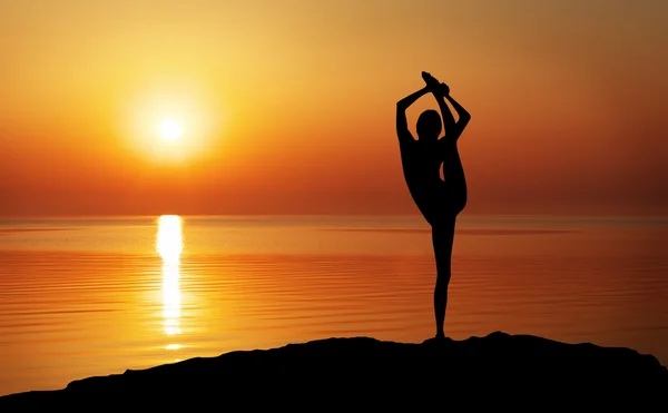 Silueta de una mujer Yoga por la noche . —  Fotos de Stock