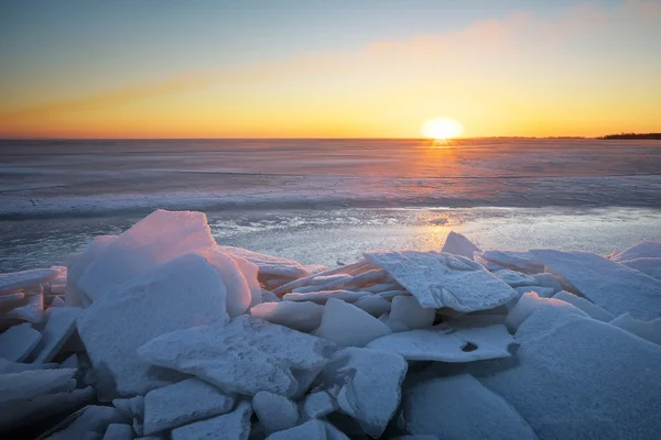 Zimní krajina s jezerem a západem slunce ohnivé nebe. — Stock fotografie