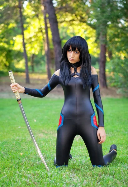 Νεαρή κοπέλα που κρατά σπαθί Σαμουράι. Αρχικό χαρακτήρα cosplay — Φωτογραφία Αρχείου