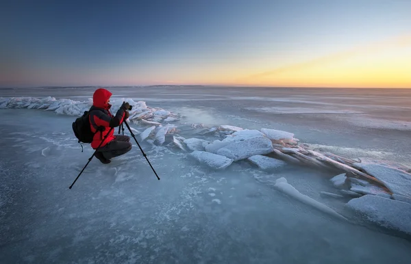 Fotograf tar bilder på Älvstranden på vintern — Stockfoto