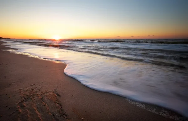 Paisagem de inverno com lago e sol céu ardente . — Fotografia de Stock